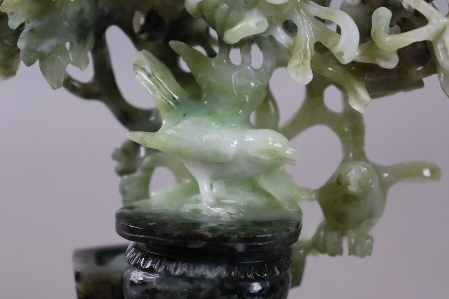 中国古玩 唐物 翡翠玉石 菊花鳥彫刻 置物 唐木台付 天然石 細密 中国古玩 唐物 翡翠玉石 菊花鳥彫刻 置物 唐木台付 天然石 細密