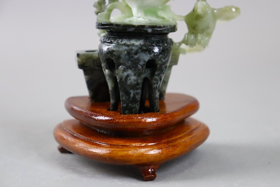 中国古玩 唐物 翡翠玉石 菊花鳥彫刻 置物 唐木台付 天然石 細密 中国古玩 唐物 翡翠玉石 菊花鳥彫刻 置物 唐木台付 天然石 細密