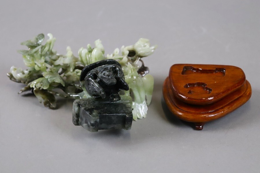 中国古玩 唐物 翡翠玉石 菊花鳥彫刻 置物 唐木台付 天然石 細密 中国古玩 唐物 翡翠玉石 菊花鳥彫刻 置物 唐木台付 天然石 細密