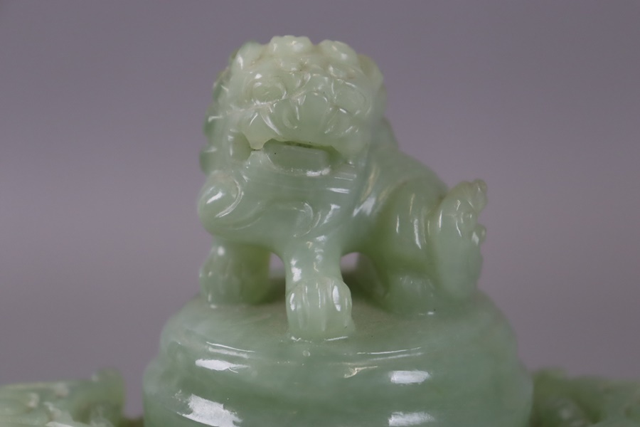 中国古玩 翡翠玉石 彫刻 獅子蓋彫遊環付 香炉 置物 箱付 天然石 中国古玩 翡翠玉石 彫刻 獅子蓋彫遊環付 香炉 置物 箱付 天然石