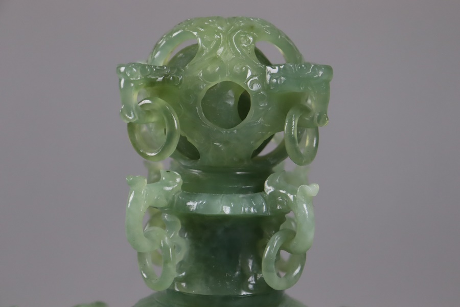 中国古玩 翡翠玉石 彫刻 天球龍耳透彫遊環付 香炉 唐木台付 高 中国古玩 翡翠玉石 彫刻 天球龍耳透彫遊環付 香炉 唐木台付 高