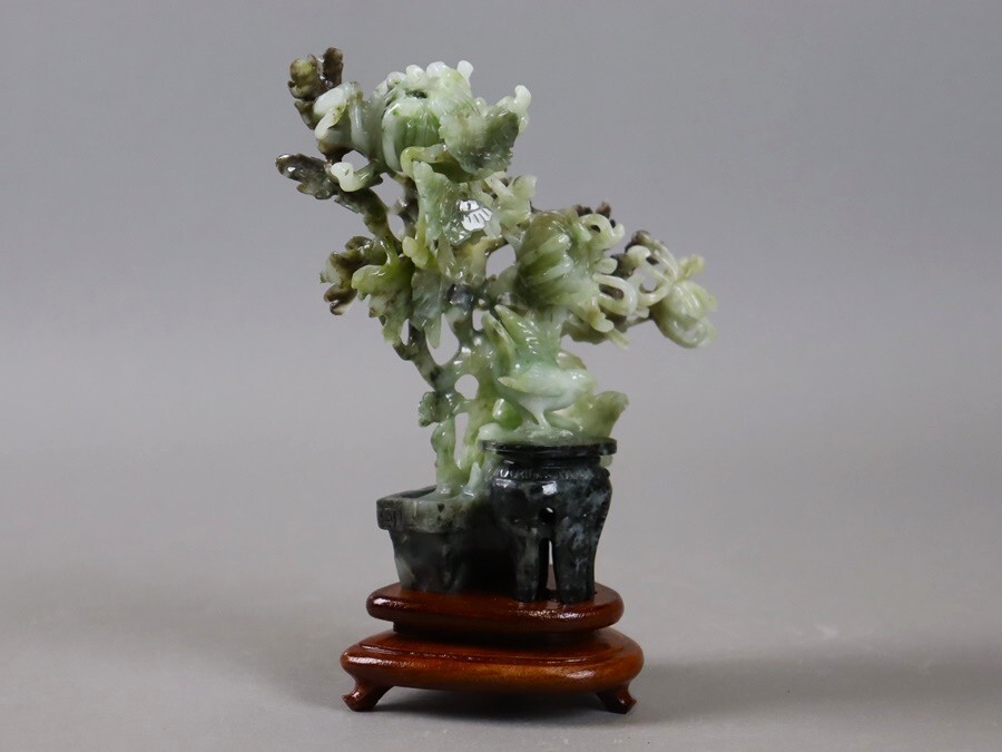 中国古玩 唐物 翡翠玉石 菊花鳥彫刻 置物 唐木台付 天然石 細密 中国古玩 唐物 翡翠玉石 菊花鳥彫刻 置物 唐木台付 天然石 細密