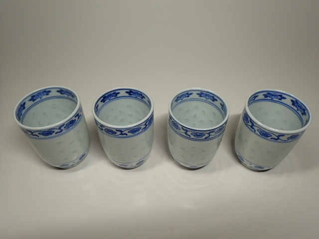 中国景徳鎮製 青華 蛍手 透彫 筒形 茶碗 4客 煎茶碗 茶杯 中国 中国景徳鎮製 青華 蛍手 透彫 筒形 茶碗 4客 煎茶碗 茶杯 中国