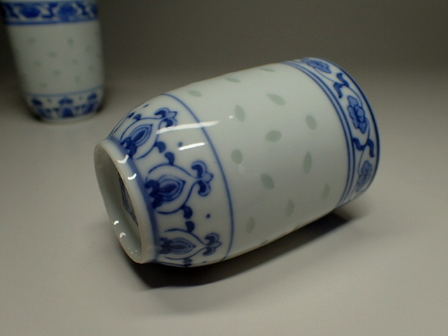 中国景徳鎮製 青華 蛍手 透彫 筒形 茶碗 4客 煎茶碗 茶杯 中国 中国景徳鎮製 青華 蛍手 透彫 筒形 茶碗 4客 煎茶碗 茶杯 中国