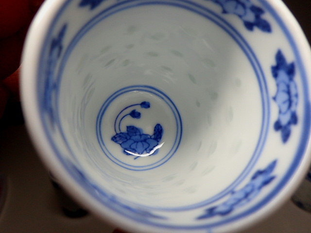 中国景徳鎮製 青華 蛍手 透彫 筒形 茶碗 4客 煎茶碗 茶杯 中国 中国景徳鎮製 青華 蛍手 透彫 筒形 茶碗 4客 煎茶碗 茶杯 中国