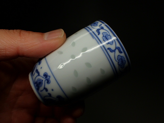 中国景徳鎮製 青華 蛍手 透彫 筒形 茶碗 4客 煎茶碗 茶杯 中国 中国景徳鎮製 青華 蛍手 透彫 筒形 茶碗 4客 煎茶碗 茶杯 中国