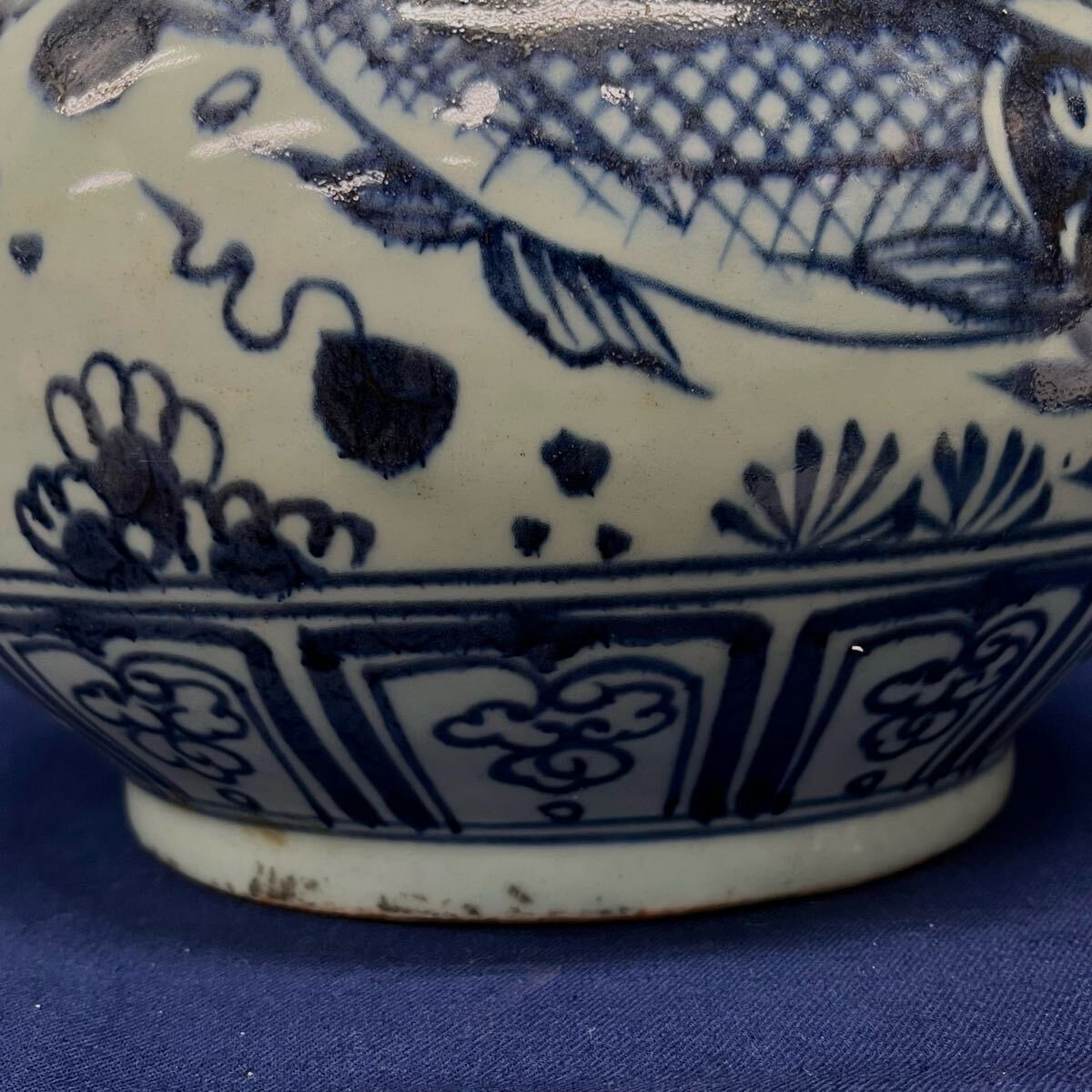 大明宣徳年製銘 青華魚藻文 双耳壺 蓋物 景徳鎮窯 唐物 中国古玩 大明宣徳年製銘 青華魚藻文 双耳壺 蓋物 景徳鎮窯 唐物 中国古玩
