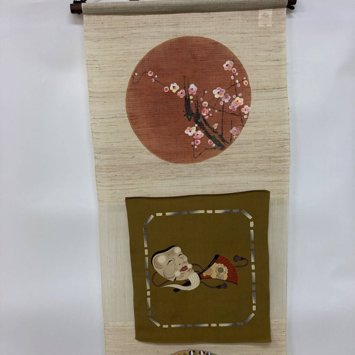 新品】掛け軸 天井画タペストリー 梅と藤 ベージュ 日本製【k945 新品】掛け軸 天井画タペストリー 梅と藤 ベージュ 日本製【k945