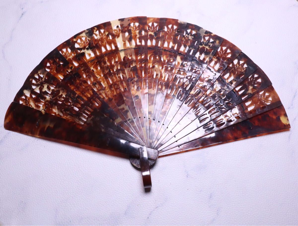 本鼈甲 べっ甲 扇子 工芸品 透かしデザイン せんす アクセサリー 本鼈甲 べっ甲 扇子 工芸品 透かしデザイン せんす アクセサリー