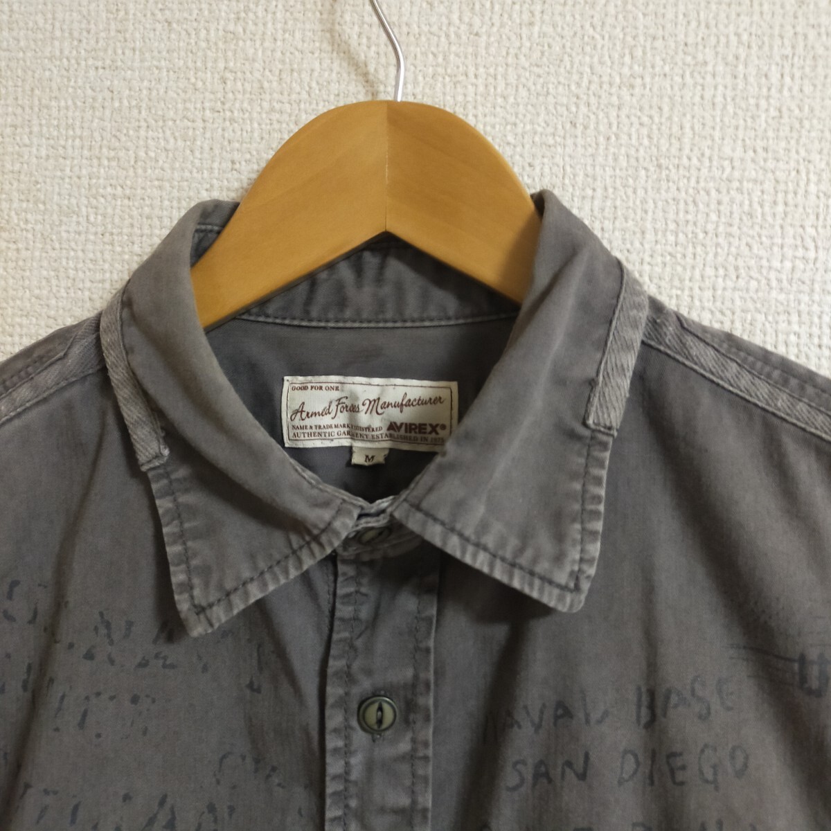 AVIREX アヴィレックス 6145162 ミリタリーシャツ 半袖 ワッペン 刺繍 ステンシル風(fēng)プリント M グレー