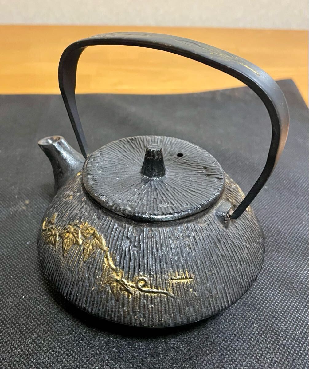 ☆鉄瓶.南部鉄瓶.南部鉄器.煎茶道具.三厳堂.草紋様.輪線模様.印 ☆鉄瓶.南部鉄瓶.南部鉄器.煎茶道具.三厳堂.草紋様.輪線模様.印