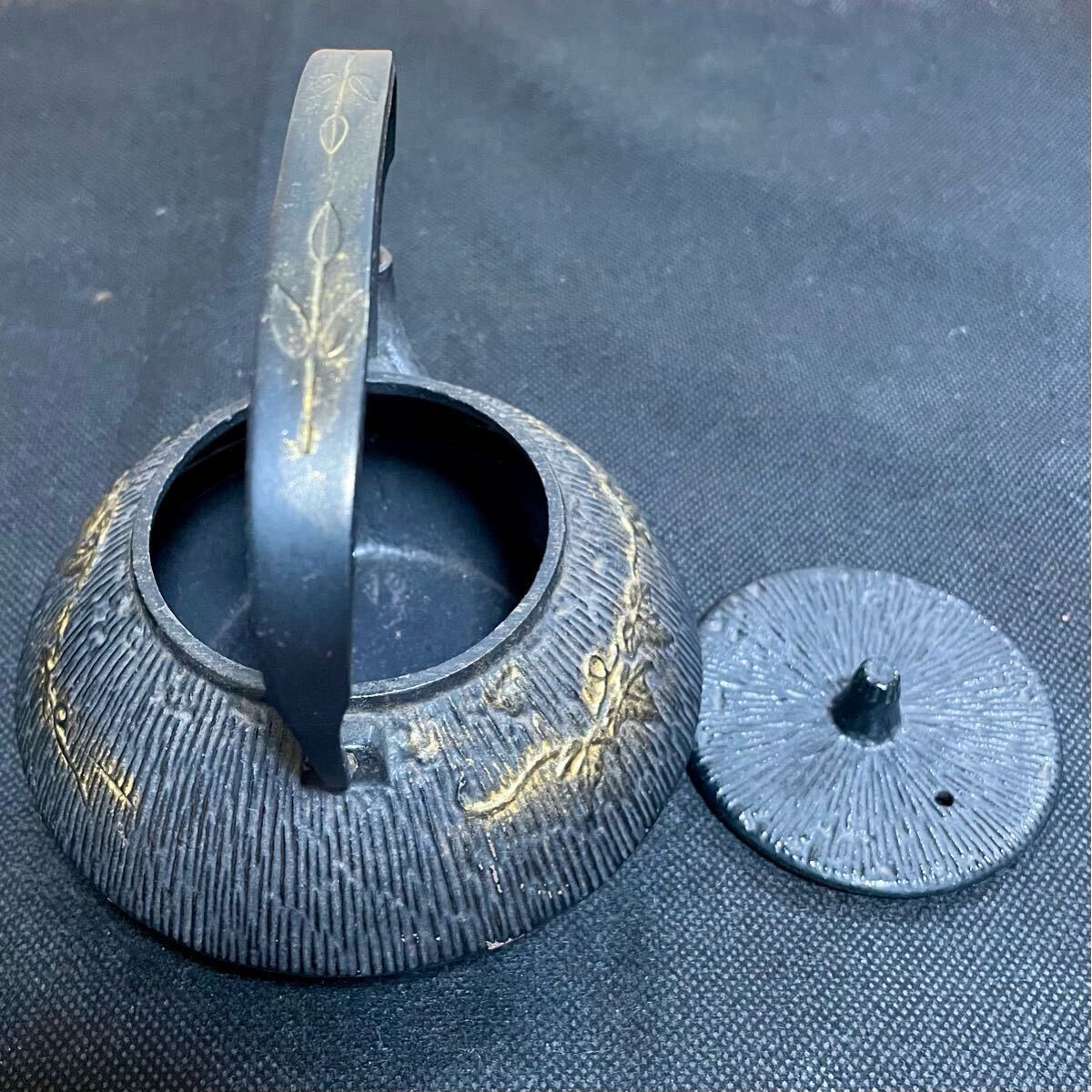☆鉄瓶.南部鉄瓶.南部鉄器.煎茶道具.三厳堂.草紋様.輪線模様.印 ☆鉄瓶.南部鉄瓶.南部鉄器.煎茶道具.三厳堂.草紋様.輪線模様.印