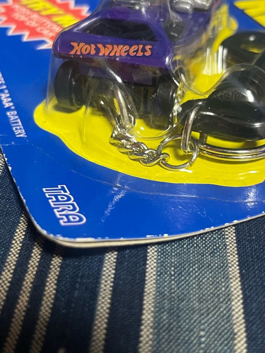 2 hotwheels official keyrings zooth brush смешанные товары 90s 90 годы брелок для ключа кольцо для ключей зубная щетка предприятие предмет Ad ba Thai Gin gadvertising