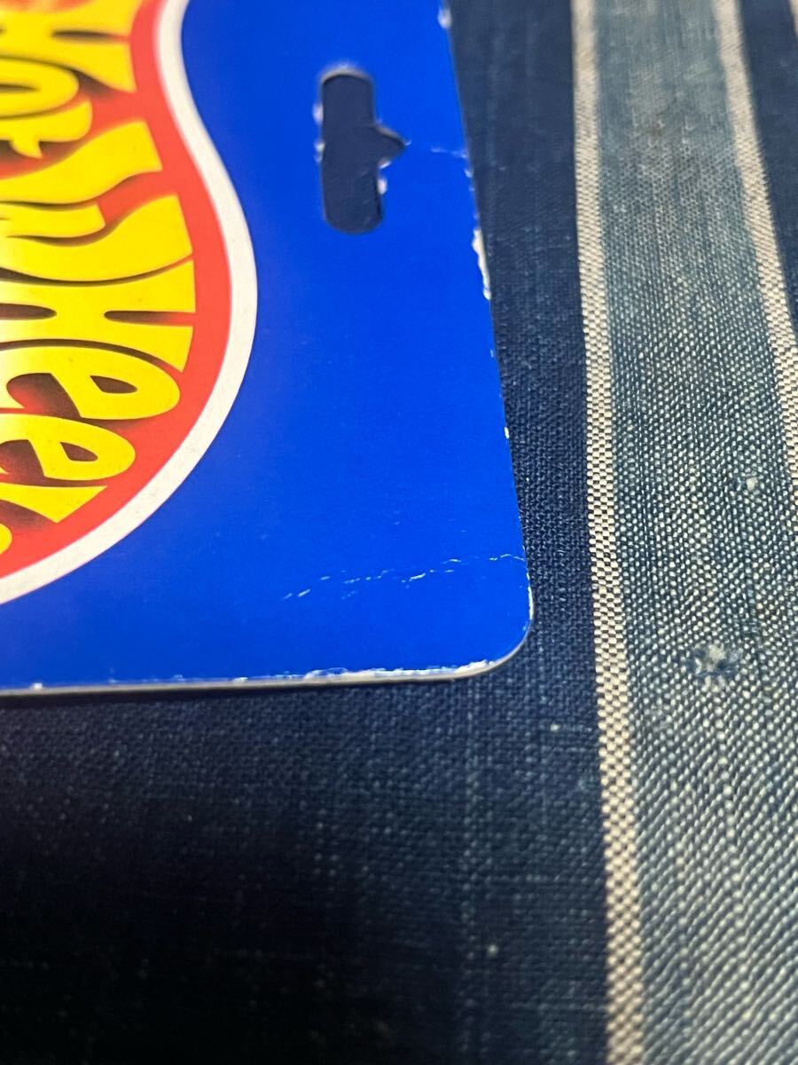 2 hotwheels official keyrings zooth brush смешанные товары 90s 90 годы брелок для ключа кольцо для ключей зубная щетка предприятие предмет Ad ba Thai Gin gadvertising