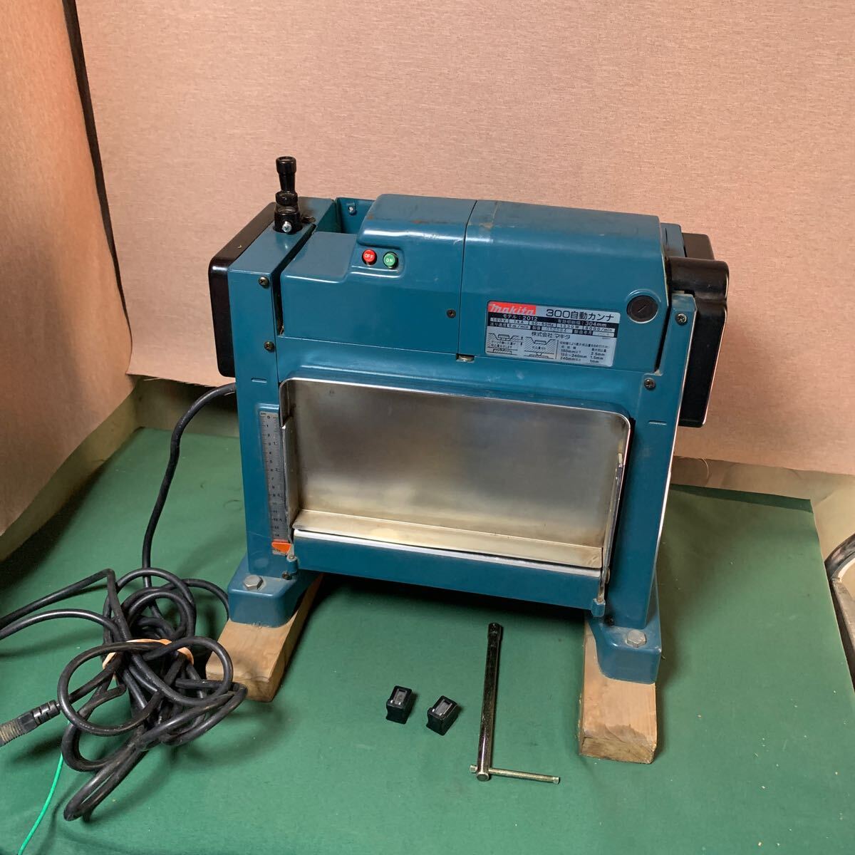makita マキタ 300 自動カンナ モデル:2012 通電動作確認済み makita マキタ 300 自動カンナ モデル:2012 通電動作確認済み