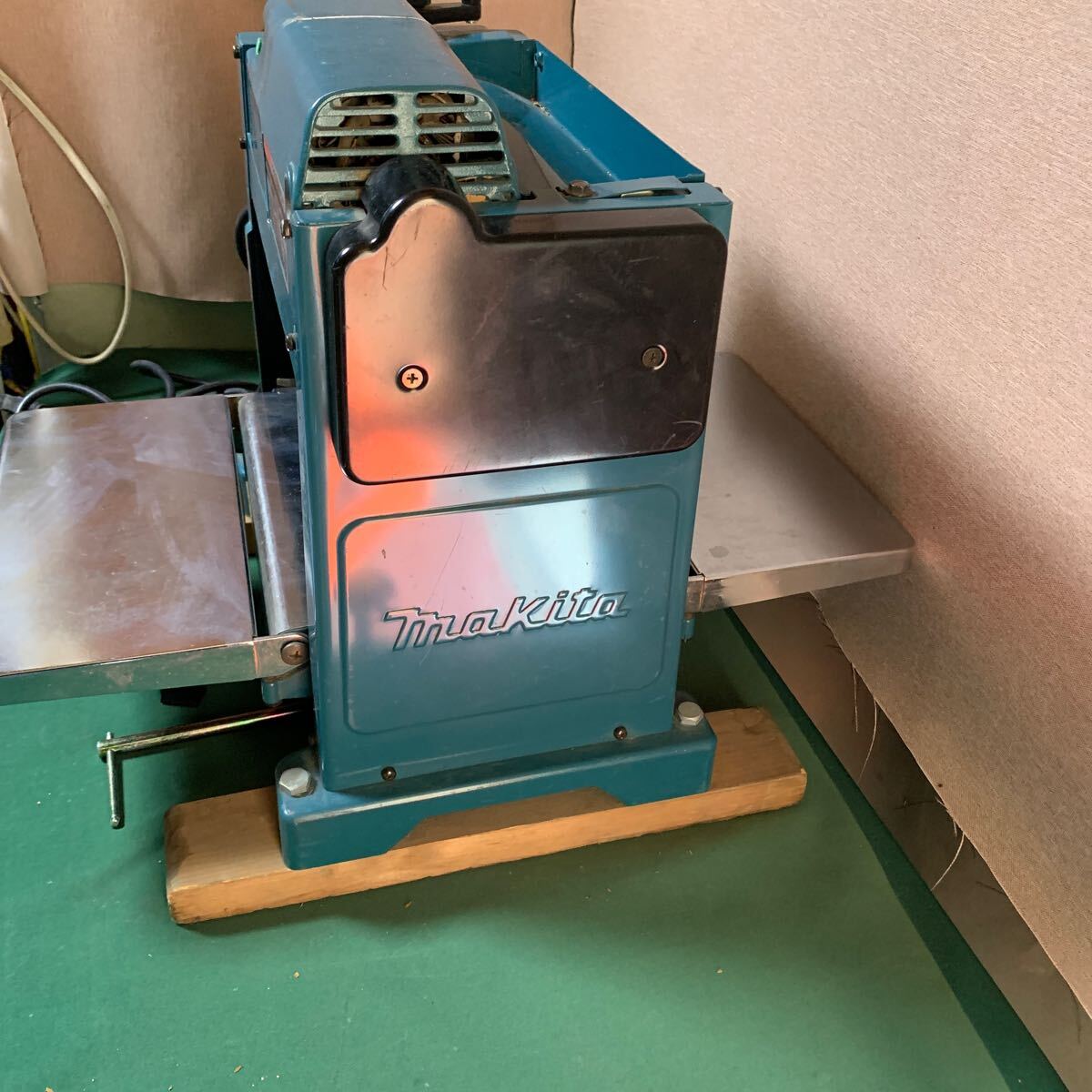 makita マキタ 300 自動カンナ モデル:2012 通電動作確認済み makita マキタ 300 自動カンナ モデル:2012 通電動作確認済み