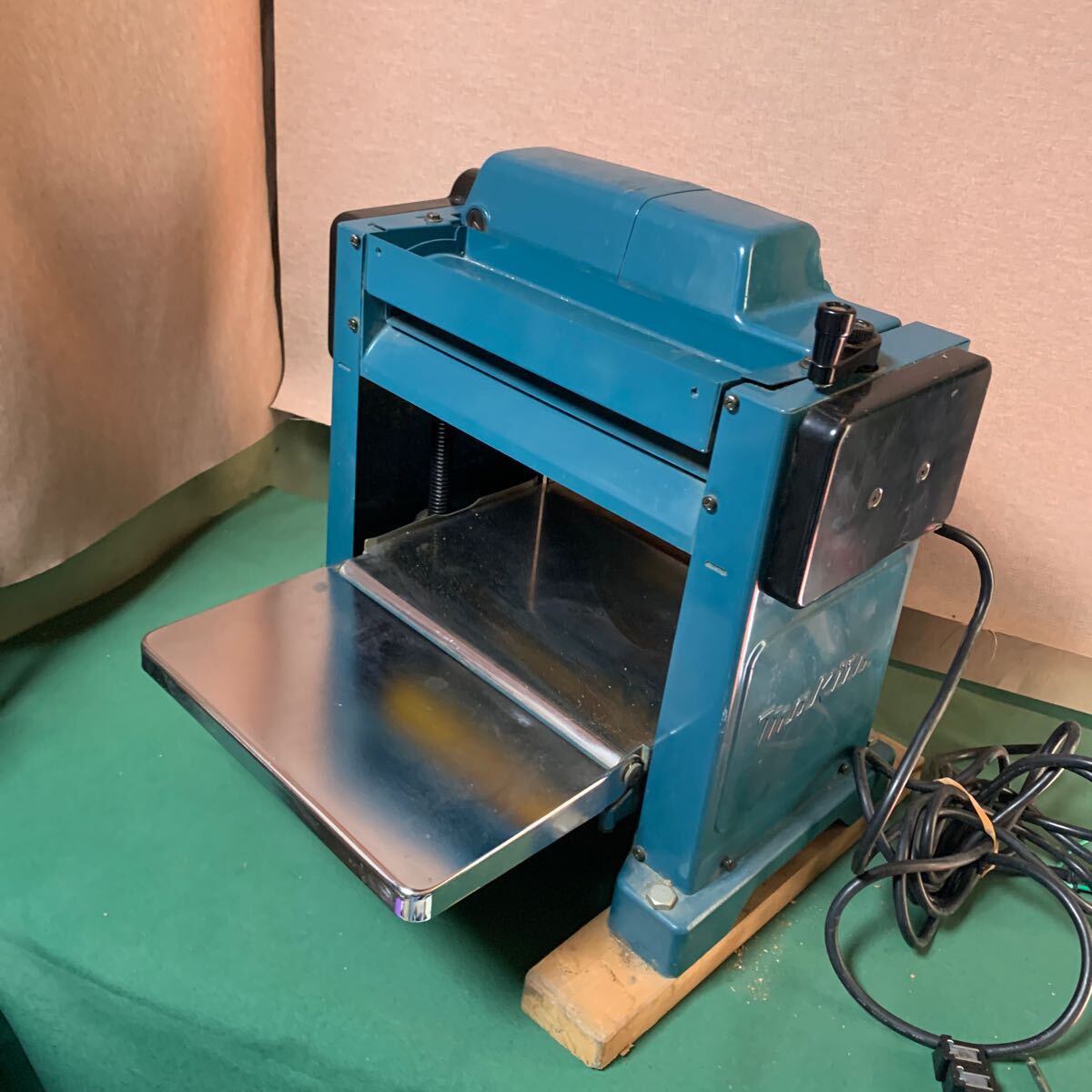 makita マキタ 300 自動カンナ モデル:2012 通電動作確認済み makita マキタ 300 自動カンナ モデル:2012 通電動作確認済み