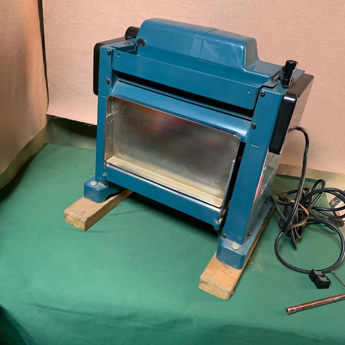 makita マキタ 300 自動カンナ モデル:2012 通電動作確認済み makita マキタ 300 自動カンナ モデル:2012 通電動作確認済み