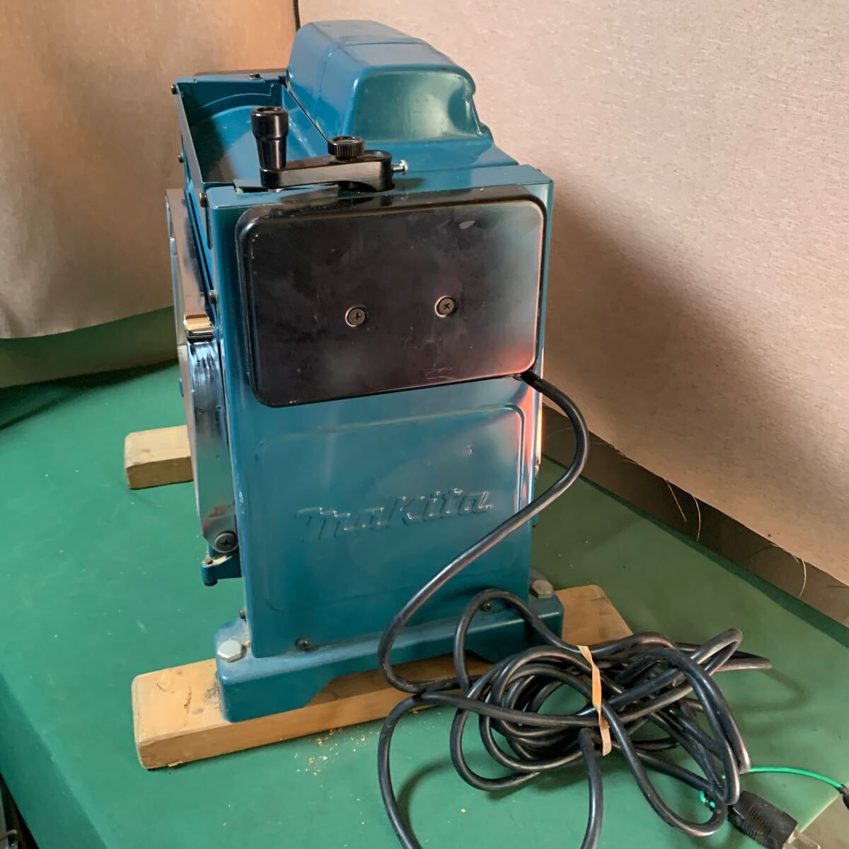makita マキタ 300 自動カンナ モデル:2012 通電動作確認済み makita マキタ 300 自動カンナ モデル:2012 通電動作確認済み