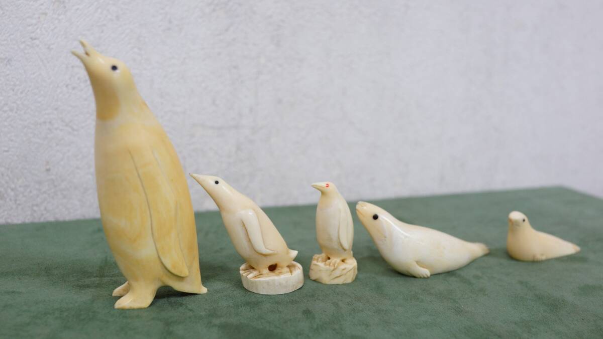 抹香鯨 置物 根付 ペンギン 3点 アザラシ 2点 抹香鯨歯 622g 鯨 抹香鯨 置物 根付 ペンギン 3点 アザラシ 2点 抹香鯨歯 622g 鯨