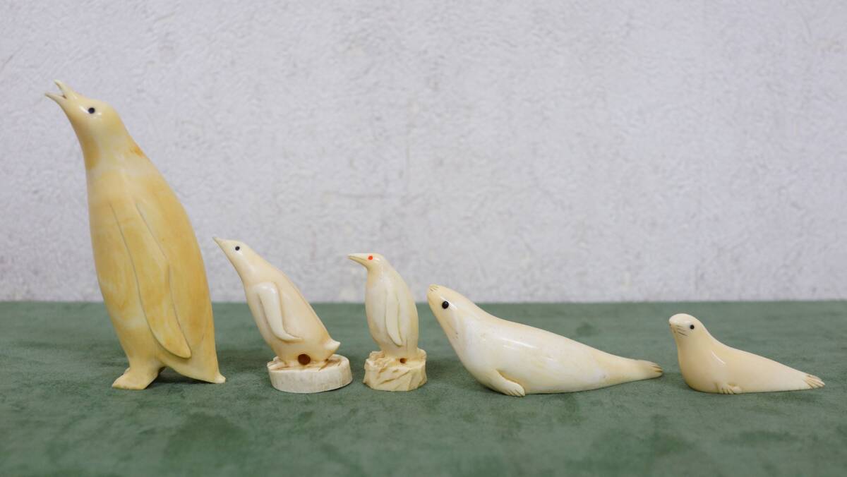 抹香鯨 置物 根付 ペンギン 3点 アザラシ 2点 抹香鯨歯 622g 鯨 抹香鯨 置物 根付 ペンギン 3点 アザラシ 2点 抹香鯨歯 622g 鯨