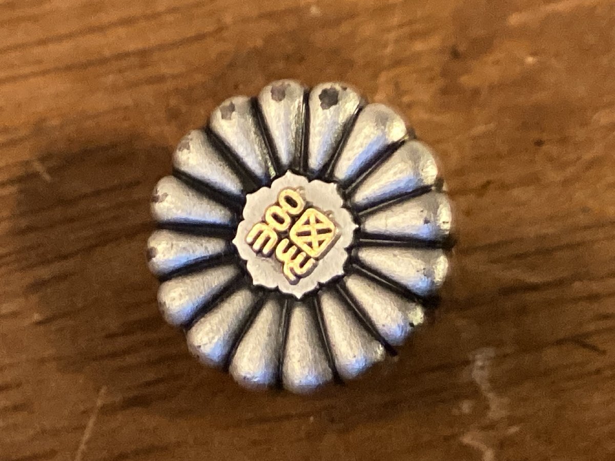 SS-7992□送料込□ 神社本庁 純銀 金張 菊 菊花 紋章 バッジ SS-7992□送料込□ 神社本庁 純銀 金張 菊 菊花 紋章 バッジ
