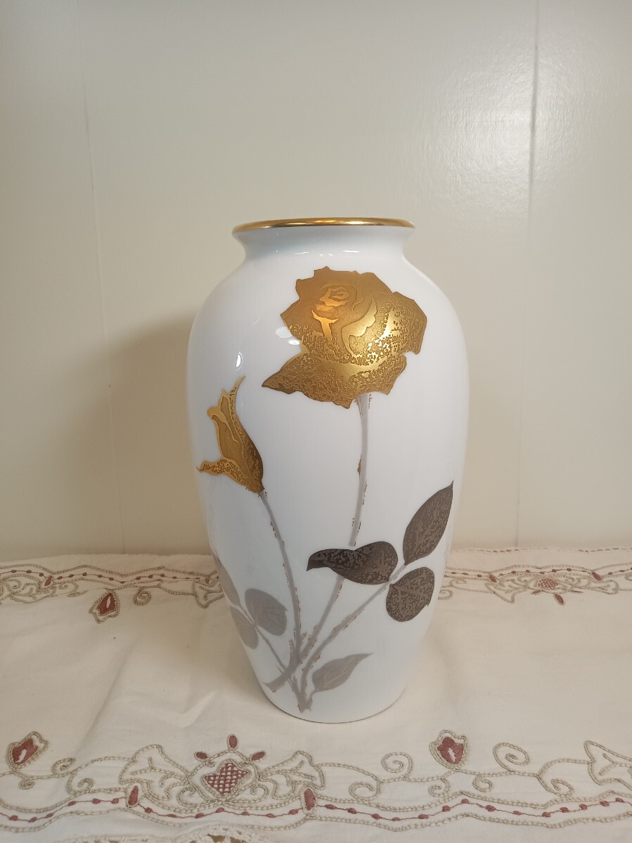 大倉陶園(おおくらとうえん)の花瓶 金蝕バラを買取入荷致しまし