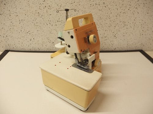 0450306s【SINGER ロックミシン MERRITT SR-21 ジャンク品 0450306s【SINGER ロックミシン MERRITT SR-21 ジャンク品