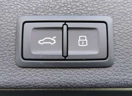 スポーティ全開? カーボン ルック トランクスイッチ カバー アウディ e-トロン e-tron スポーツバック 50クワトロ 55クワトロ Sライン