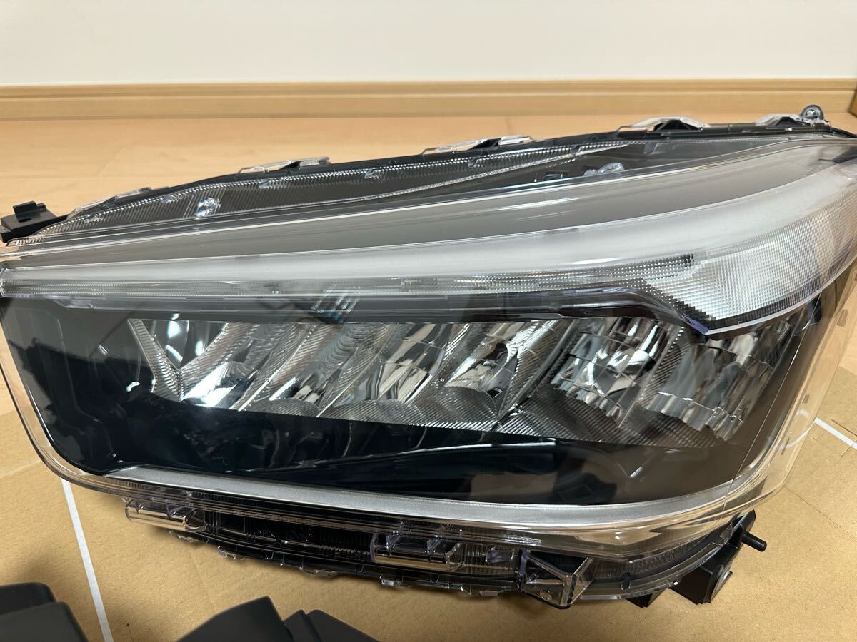 新車外し トヨタ ライズ A201A A210A 左右 純正ヘッドライト Z 新車外し トヨタ ライズ A201A A210A 左右 純正ヘッドライト Z
