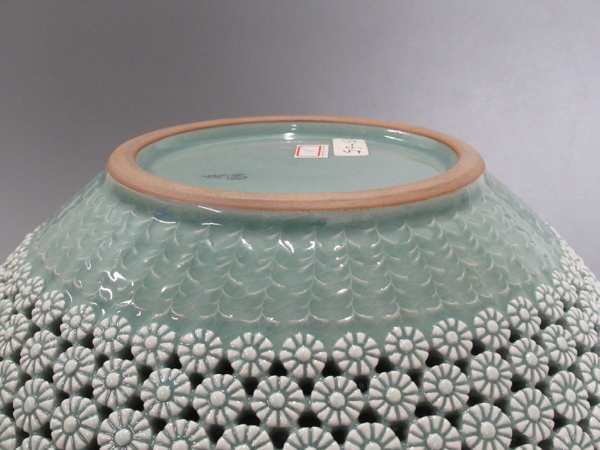 沖541◇金世龍 作 世昌 高麗青磁 細密細工 菊花透 花透彫 花瓶 沖541◇金世龍 作 世昌 高麗青磁 細密細工 菊花透 花透彫 花瓶