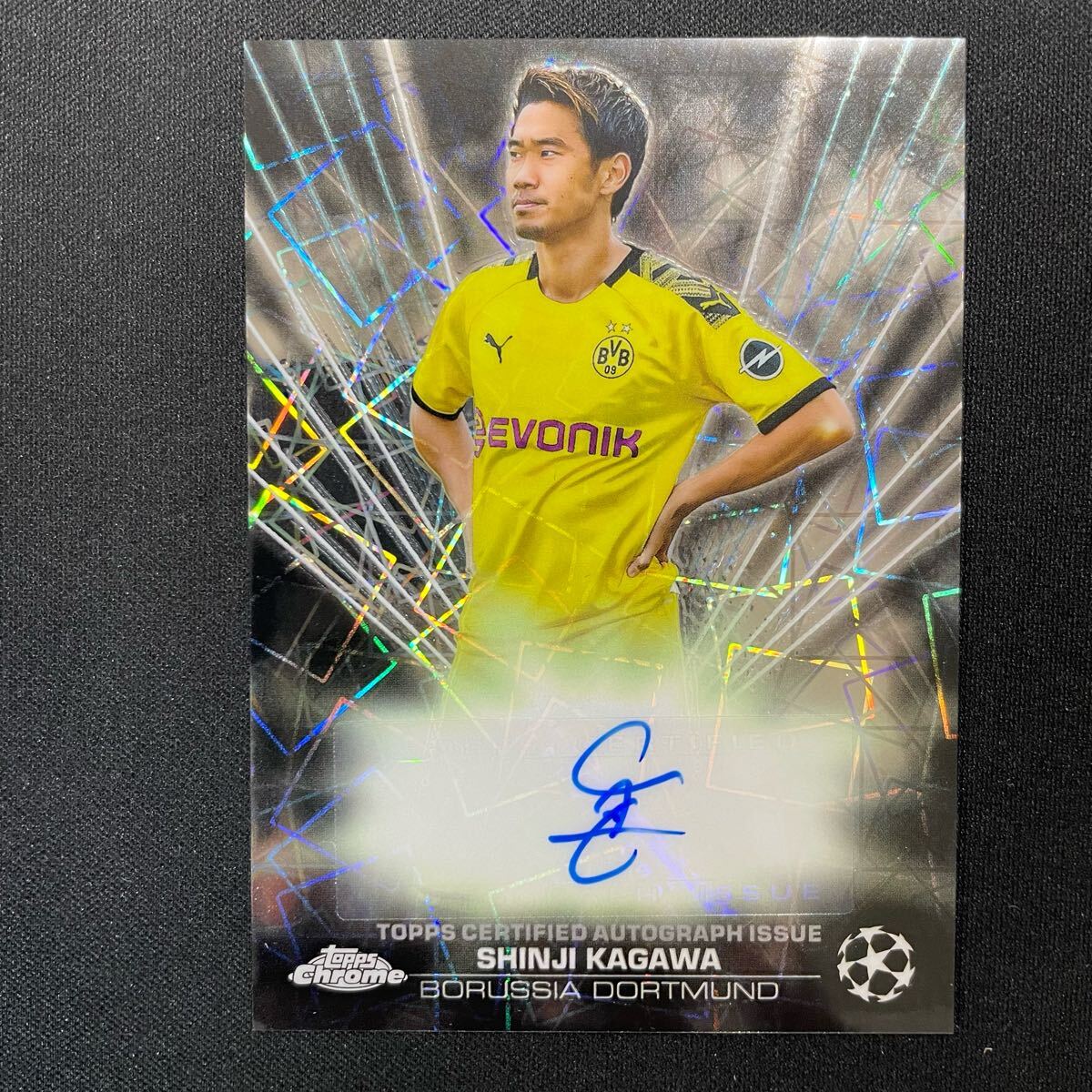 2023-24 Topps Chrome UEFA Black Lazer Shinji Kagawa Auto 2023-24 Topps Chrome UEFA Black Lazer Shinji Kagawa Auto