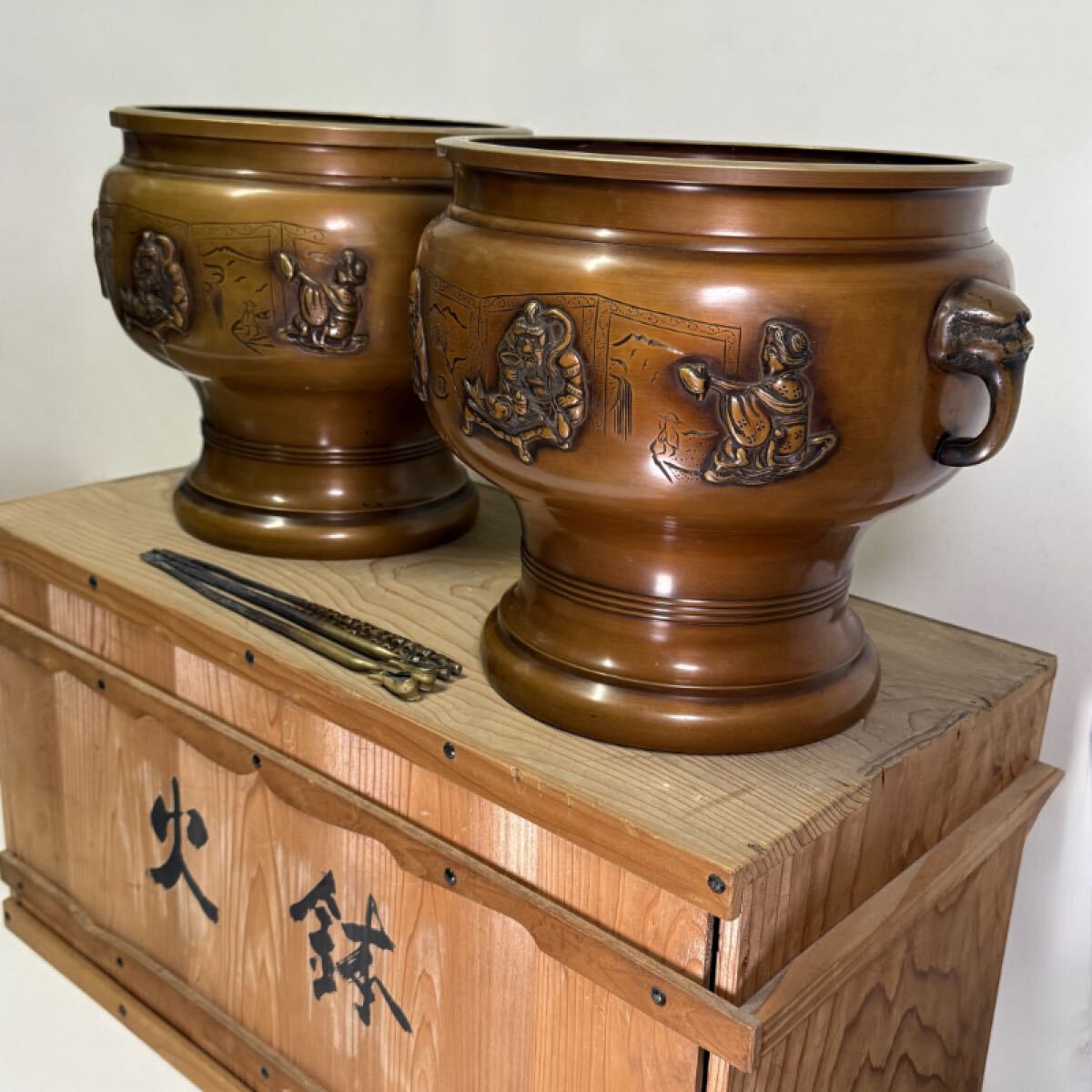 087 時代物 古銅 手炙り 宣徳 火鉢 一対 木箱 火箸付 H25.5cm 087 時代物 古銅 手炙り 宣徳 火鉢 一対 木箱 火箸付 H25.5cm