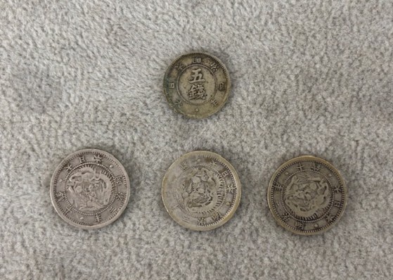 明治銀貨 五銭 十銭 4枚(旭日大字五銭銀貨 明治4年、旭日竜十 明治銀貨 五銭 十銭 4枚(旭日大字五銭銀貨 明治4年、旭日竜十