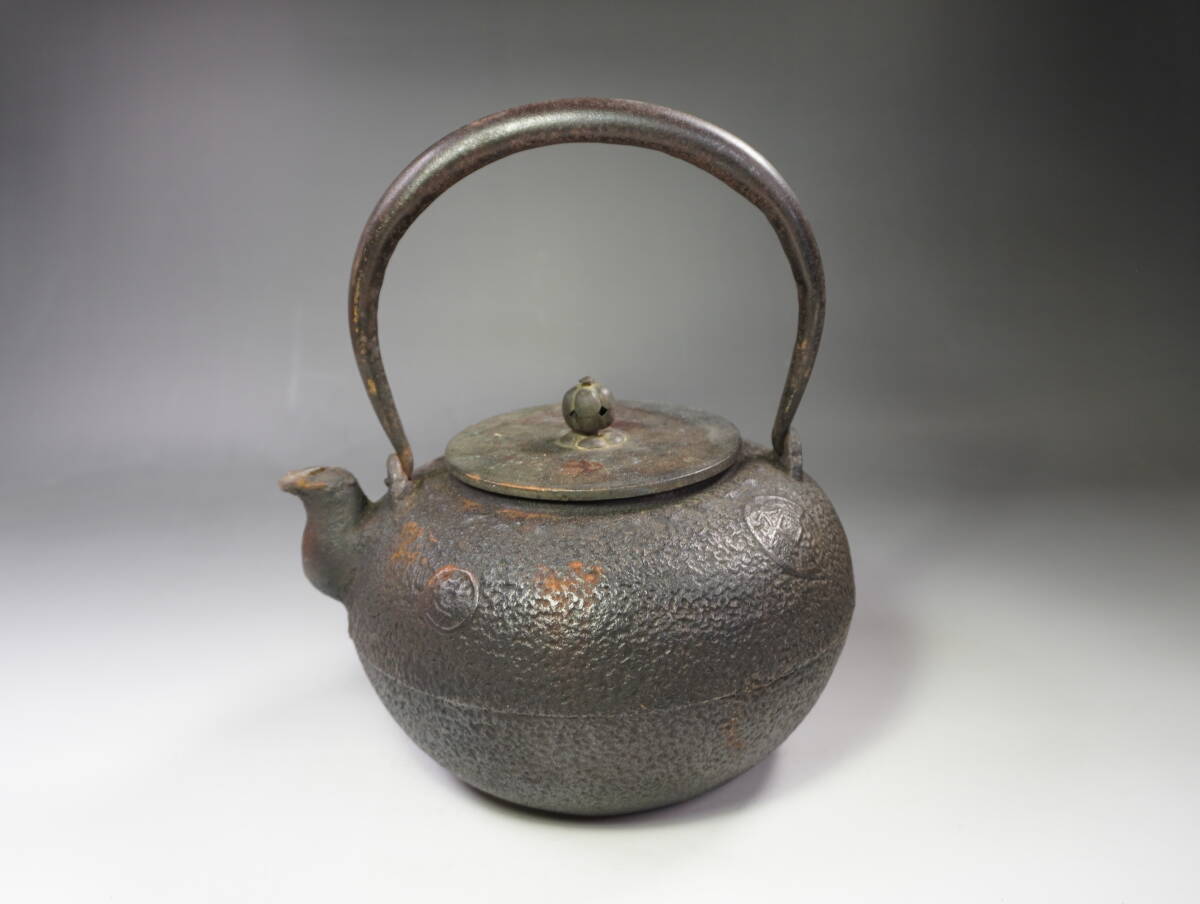 玉》『龍文堂造』古銭紋 鉄瓶 煎茶道具 ⑲(鉄瓶)|売買された 玉》『龍文堂造』古銭紋 鉄瓶 煎茶道具 ⑲(鉄瓶)|売買された