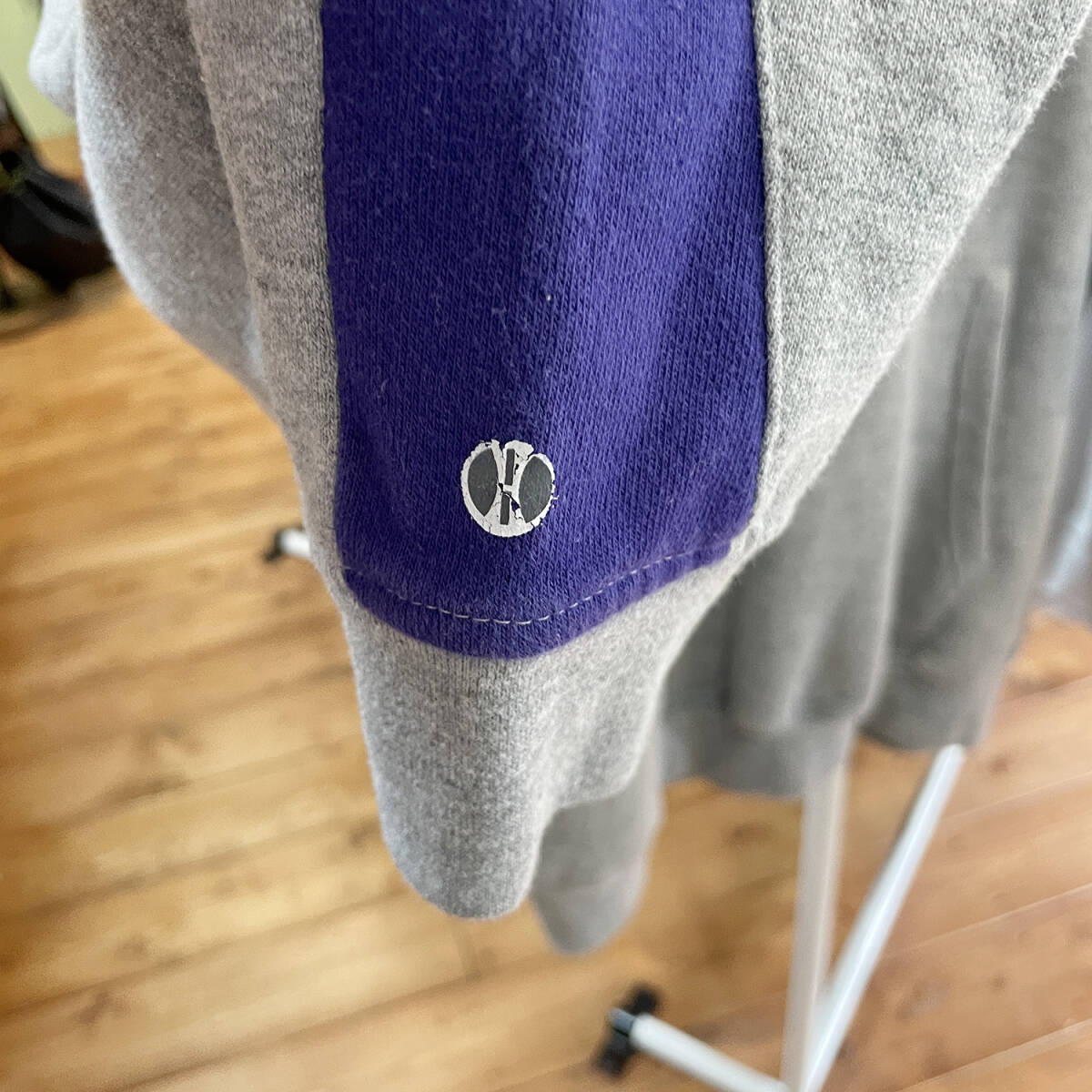 【期間限定SALE】 USA 古着 スウェット パーカー ロゴ プリント グレー パープル メンズS フーディー プルオーバー 灰色 BE0149_画像6