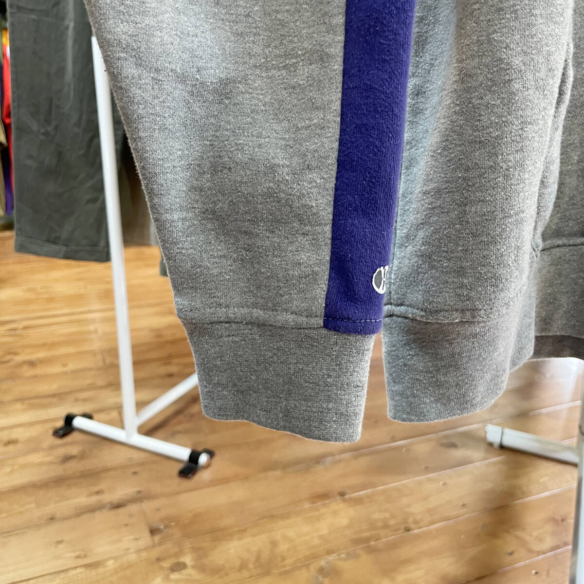 【期間限定SALE】 USA 古着 スウェット パーカー ロゴ プリント グレー パープル メンズS フーディー プルオーバー 灰色 BE0149_画像5