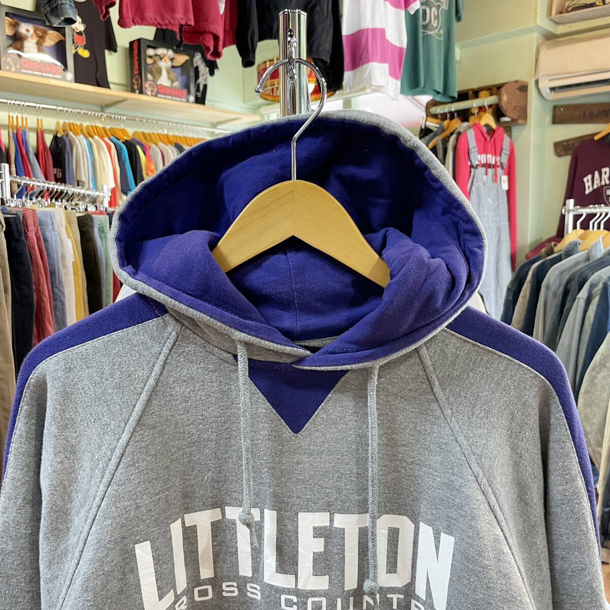 【期間限定SALE】 USA 古着 スウェット パーカー ロゴ プリント グレー パープル メンズS フーディー プルオーバー 灰色 BE0149_画像3