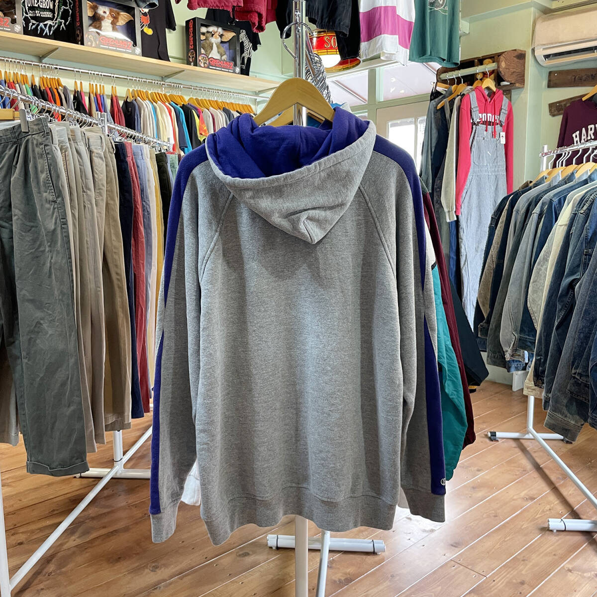 【期間限定SALE】 USA 古着 スウェット パーカー ロゴ プリント グレー パープル メンズS フーディー プルオーバー 灰色 BE0149_画像2