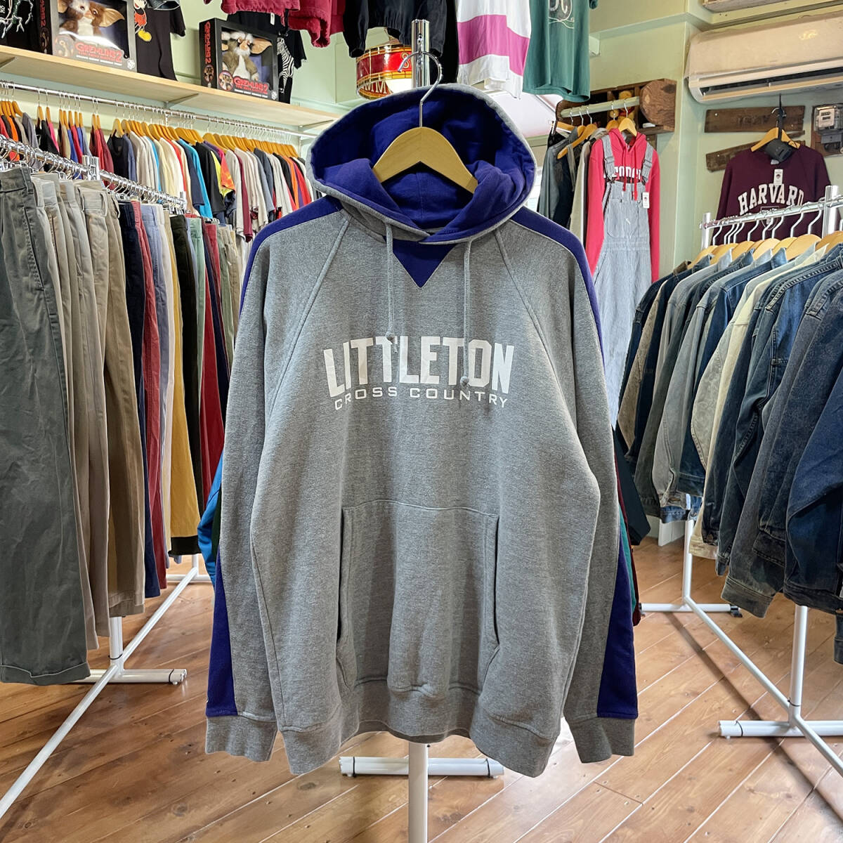 【期間限定SALE】 USA 古着 スウェット パーカー ロゴ プリント グレー パープル メンズS フーディー プルオーバー 灰色 BE0149_画像1