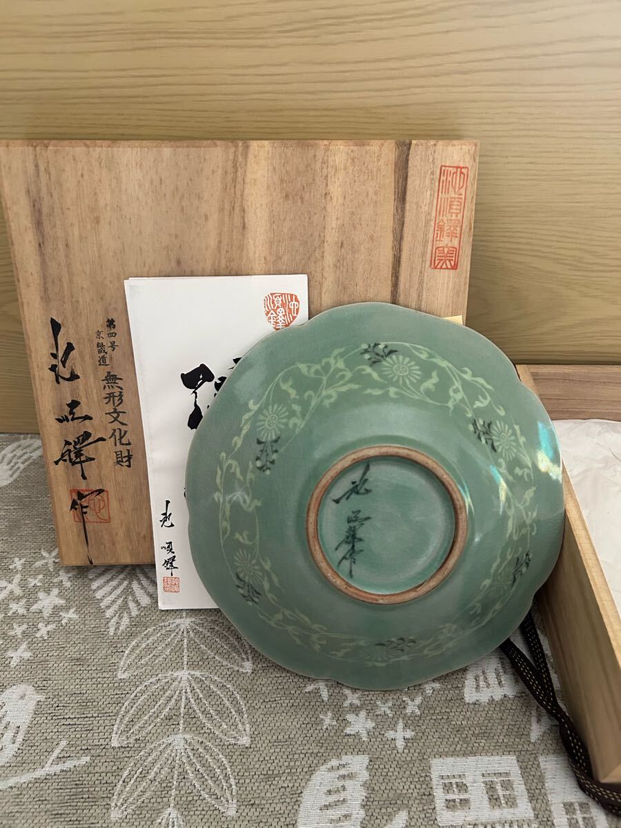 韓国 人間国宝 池順鐸作 高麗青磁 未使用品 茶道具 深皿 桐箱入 韓国 人間国宝 池順鐸作 高麗青磁 未使用品 茶道具 深皿 桐箱入