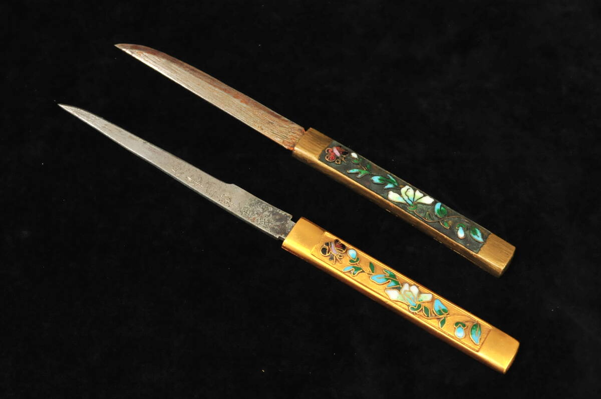 刀装具】 小柄(小刀)2点 七宝 花蝶 在銘(志津三郎兼氏 刀装具】 小柄(小刀)2点 七宝 花蝶 在銘(志津三郎兼氏