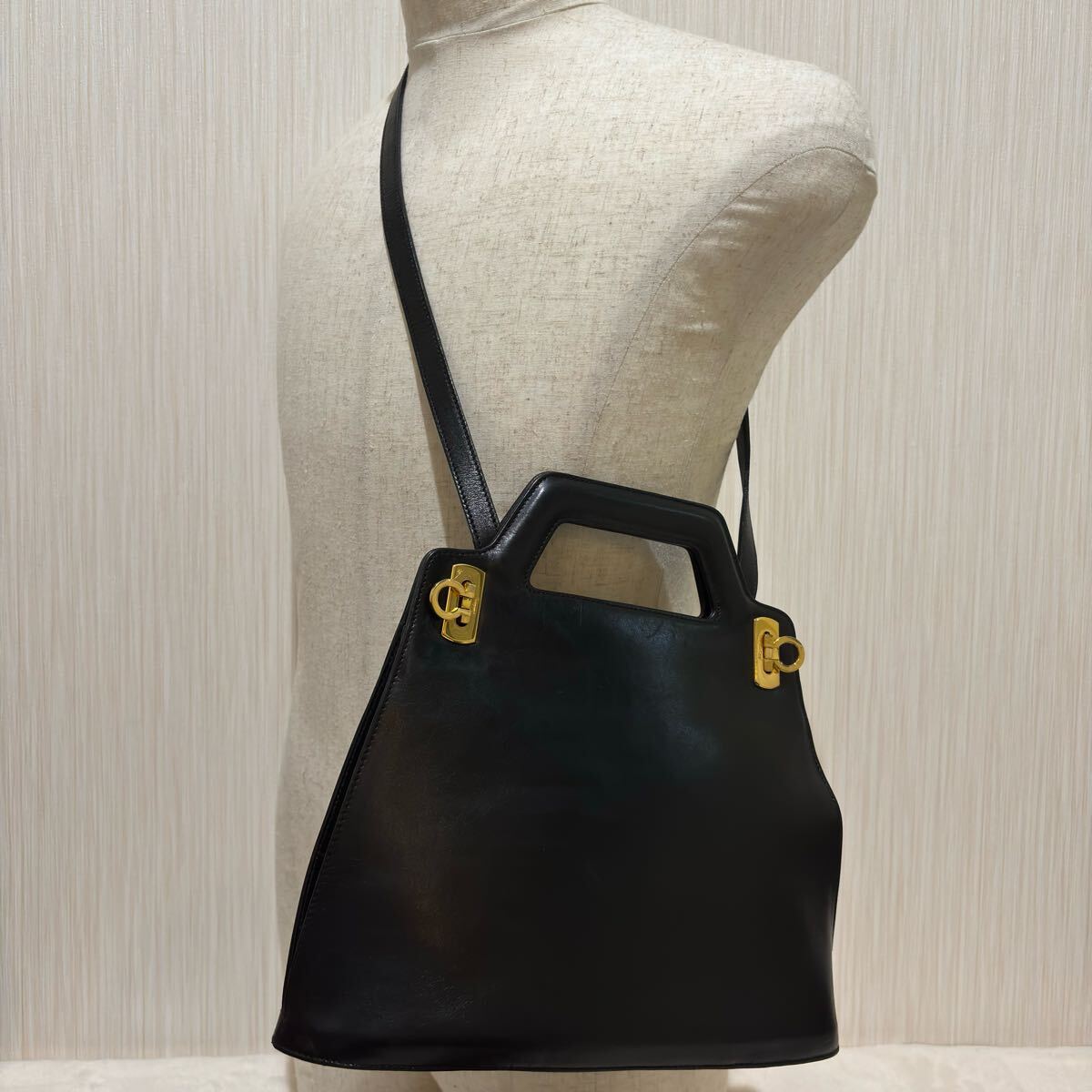 Ferragamo フェラガモ ガンチーニ 2way ハンドバッグ ショルダー Ferragamo フェラガモ ガンチーニ 2way ハンドバッグ ショルダー