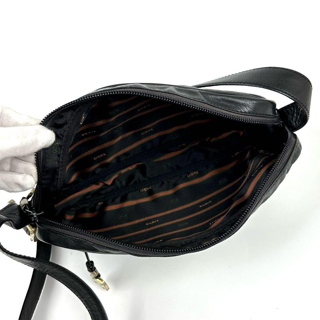 美品 LOEWE ロエベ ショルダーバッグ アナグラム ロゴ型押し 美品 LOEWE ロエベ ショルダーバッグ アナグラム ロゴ型押し