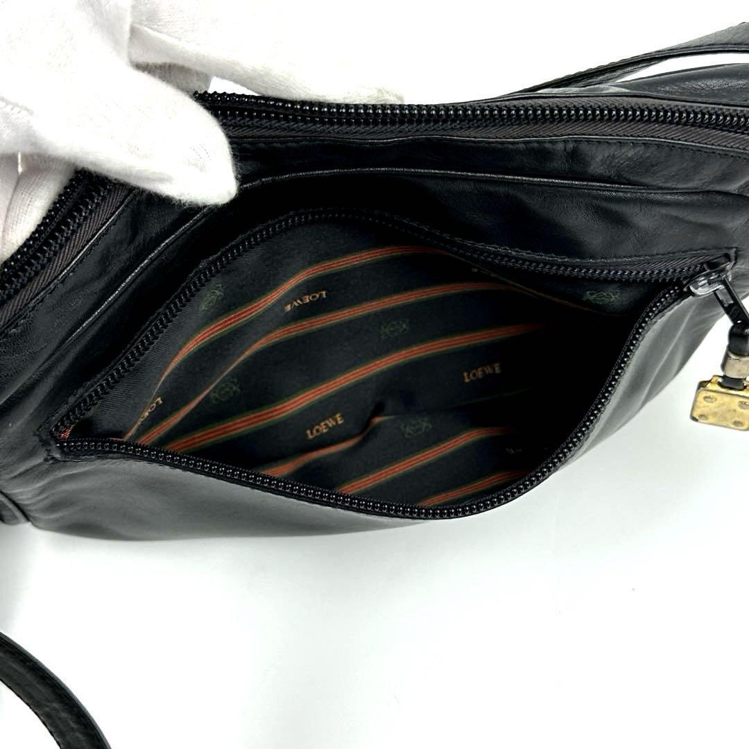 美品 LOEWE ロエベ ショルダーバッグ アナグラム ロゴ型押し 美品 LOEWE ロエベ ショルダーバッグ アナグラム ロゴ型押し