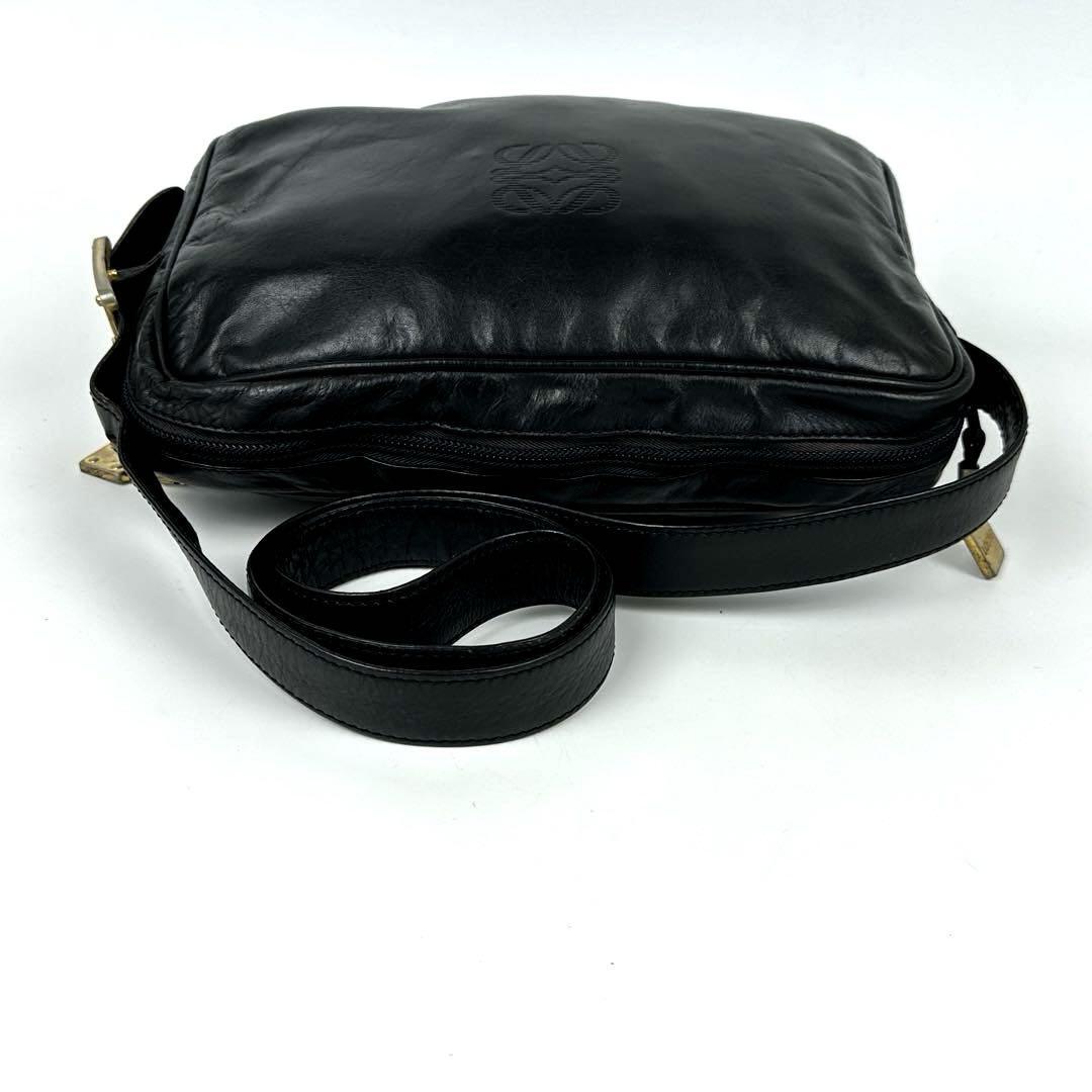 美品 LOEWE ロエベ ショルダーバッグ アナグラム ロゴ型押し 美品 LOEWE ロエベ ショルダーバッグ アナグラム ロゴ型押し