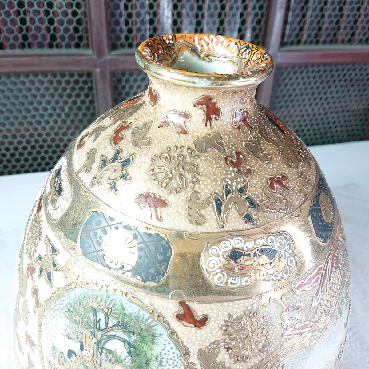 T07-0421 薩摩焼 豪華絢爛 花瓶 武者絵図 金襴盛絵 丸十字紋 T07-0421 薩摩焼 豪華絢爛 花瓶 武者絵図 金襴盛絵 丸十字紋