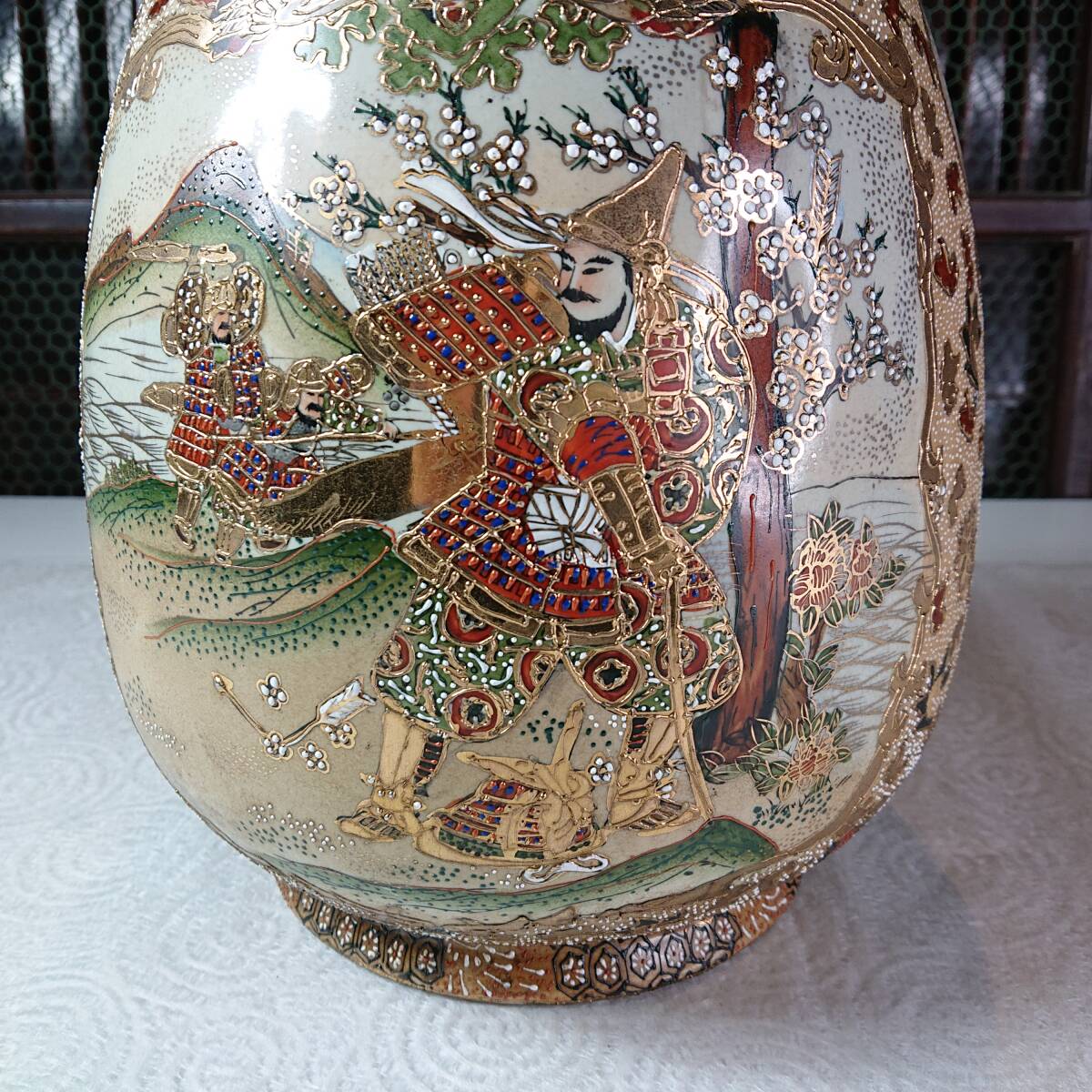 T07-0421 薩摩焼 豪華絢爛 花瓶 武者絵図 金襴盛絵 丸十字紋 T07-0421 薩摩焼 豪華絢爛 花瓶 武者絵図 金襴盛絵 丸十字紋