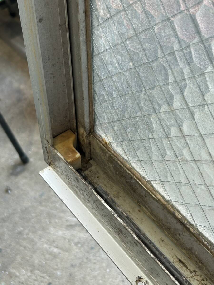 022710 YKKシルバーアルミサッシ ワイヤーガラス 引き違い腰窓 022710 YKKシルバーアルミサッシ ワイヤーガラス 引き違い腰窓