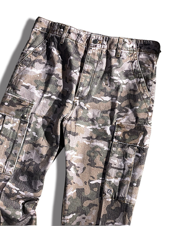 定価22万 AMIRI アミリ ボタン仕様の裾フレアとカモフラで遊びを 定価22万 AMIRI アミリ ボタン仕様の裾フレアとカモフラで遊びを